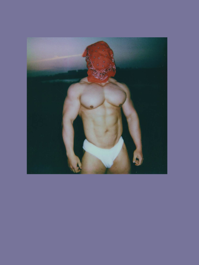 红头巾覆盖脸部的男子